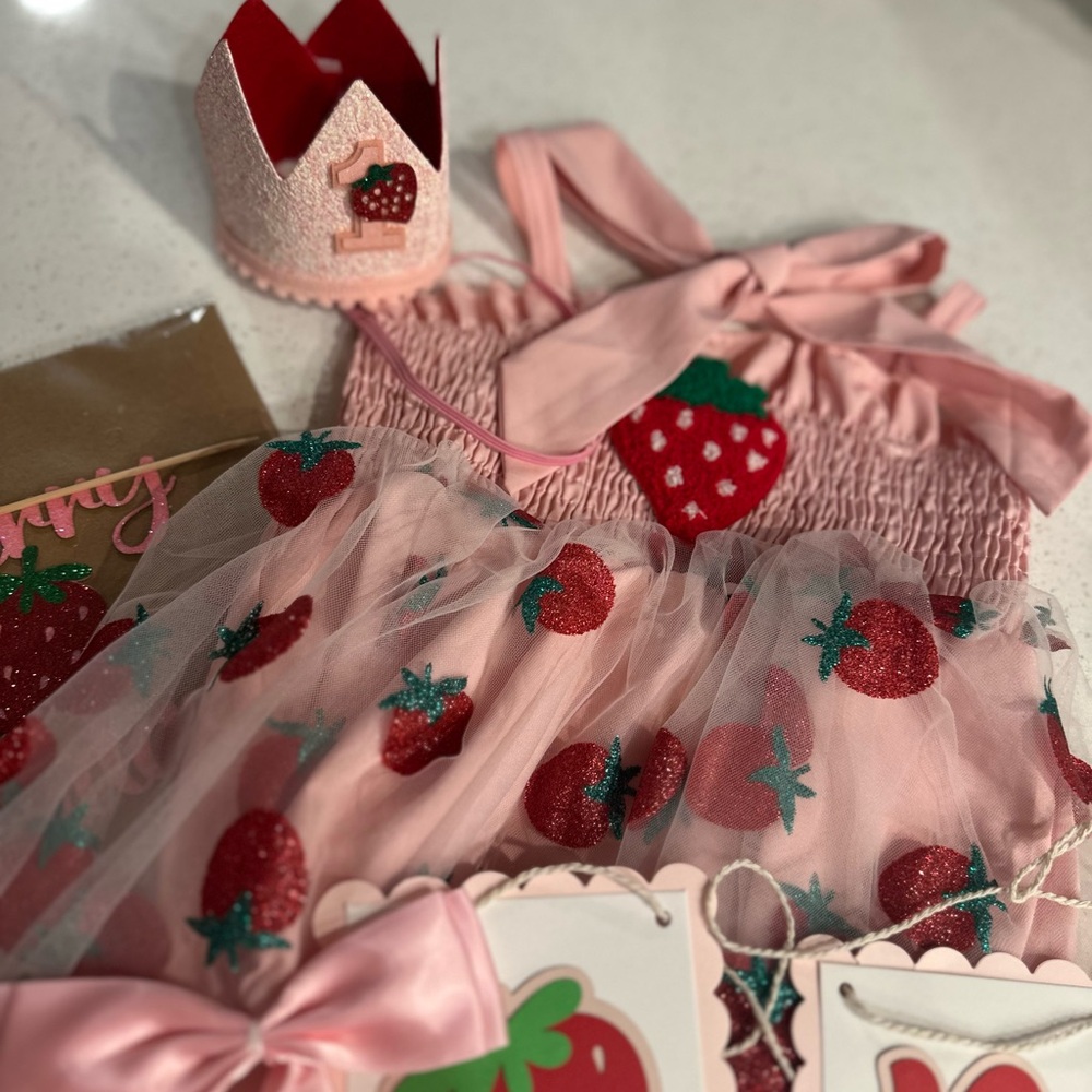🍓🎀Berry first birthday Outfit and decor! 🎀🍓 - Picture 10 of 14